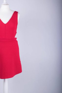 Terziler manken bir kırmızı elbise giymiş