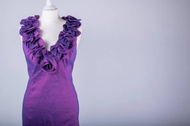 Terziler manken mor fırfır elbise giymiş