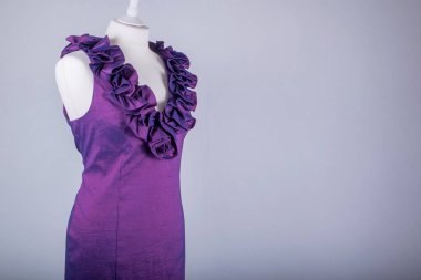 Terziler manken mor fırfır elbise giymiş