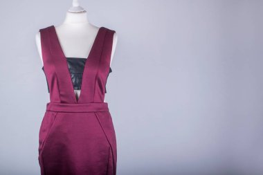 Bir yapılandırılabilir bir mor ve siyah elbise giymiş manken