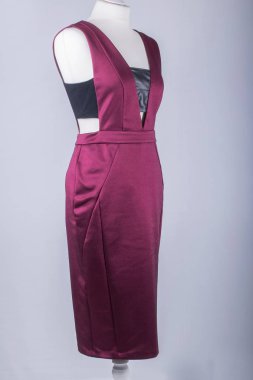 Bir yapılandırılabilir bir mor ve siyah elbise giymiş manken