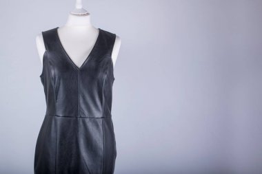 Terziler manken bir siyah deri elbise giymiş