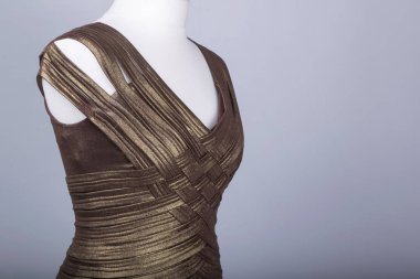 Terziler manken altın parlak elbise giymiş