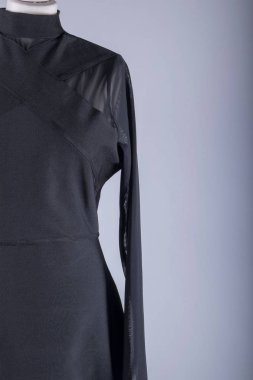 Terziler Mesh kolları olan bir siyah elbise giymiş manken