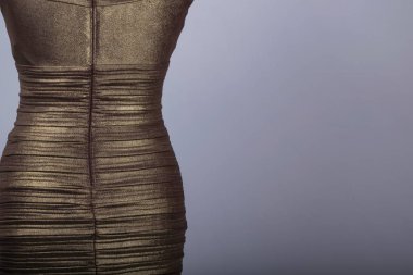 Terziler manken altın parlak elbise giymiş