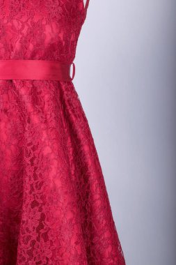 Terziler manken bir kırmızı çiçek kazandı elbise giymiş