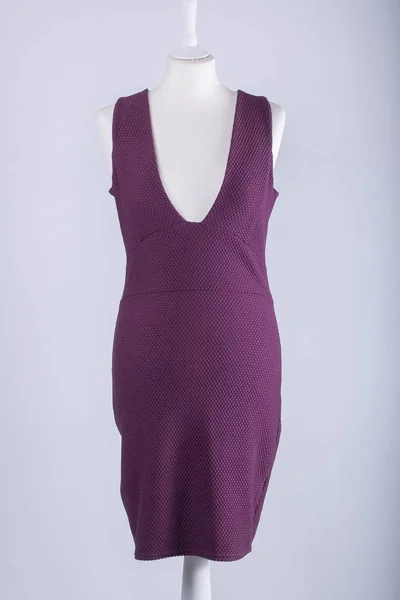 穿着紫色连衣裙的裁缝模特 — 图库照片