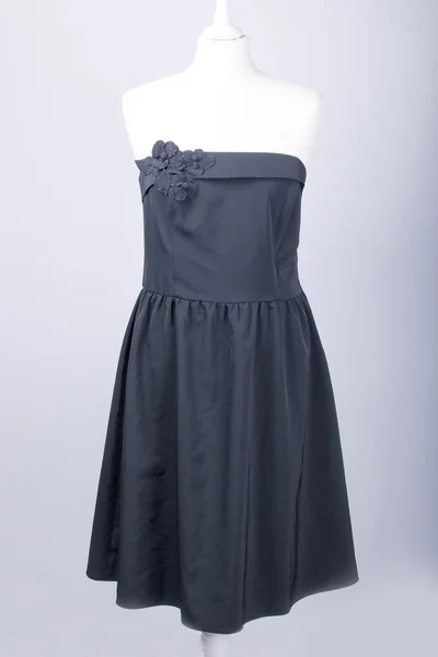 穿着黑色连衣裙和花的裁缝模特 — 图库照片