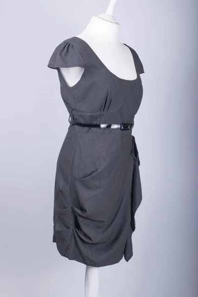 穿着灰色合身的连衣裙的裁缝模特 — 图库照片