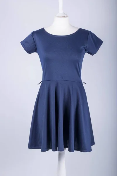 穿着蓝色连衣裙的裁缝模特 — 图库照片