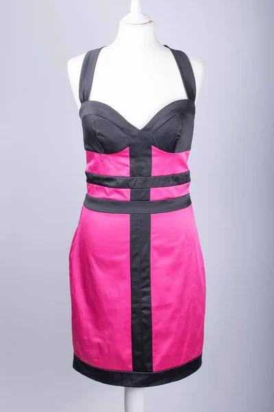 Krawców Manekin Ubrany Różowy Czarny Satynowa Sukienka — Zdjęcie stockowe