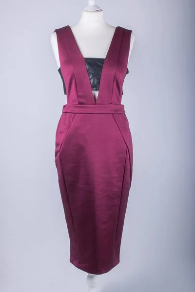 穿着紫色和黑色连衣裙的裁缝模特 — 图库照片
