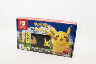 Cheshire, İngiltere - 16 Kasım 2018: Pokemon Pikachu Nintendo anahtarı için gidelim