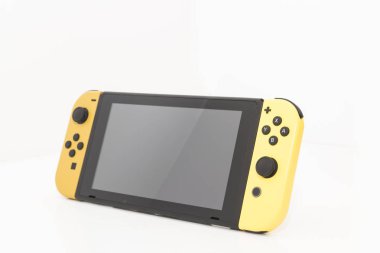 Cheshire, İngiltere - 16 Kasım 2018: Special Edition Pokemon Pikachu Nintendo anahtarı beyaz zemin üzerine gidelim