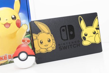 Cheshire, İngiltere - 16 Kasım 2018: Special Edition Pokemon Pikachu Nintendo anahtarı beyaz zemin üzerine gidelim