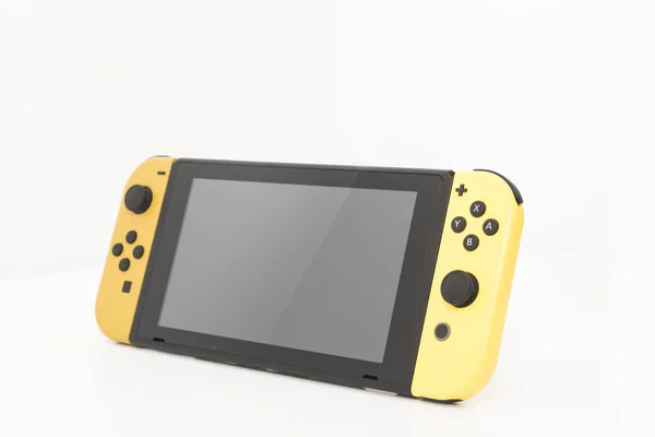 Cheshire, İngiltere - 16 Kasım 2018: Special Edition Pokemon Pikachu Nintendo anahtarı beyaz zemin üzerine gidelim