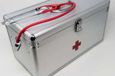 Bedford, Bedfordshire, İngiltere, Haziran 7,2018. Anodize alüminyum ilk yardım kutusu stetoskop ile.