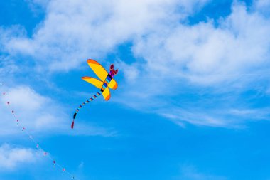 Bulutların arasında gökyüzünde uçan uçurtma. Bedford Uluslararası Uçurtma Şenliği 2018.