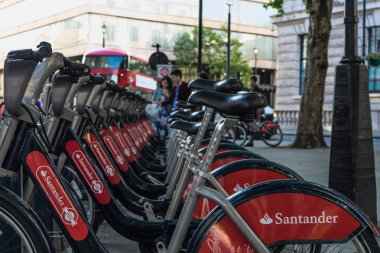 Londra, İngiltere, 27 Mayıs 2018. Santander Kiralık bisiklet olarak da bilinen sonra Londra Belediye Başkanı Boris Bisiklet London Bridge İstasyonu dışında.