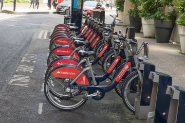 Londra, İngiltere, 27 Mayıs 2018. Santander Kiralık bisiklet olarak da bilinen sonra Londra Belediye Başkanı Boris Bisiklet London Bridge İstasyonu dışında.