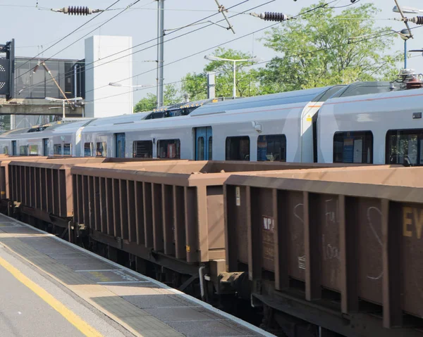 Bedford, İngiltere, İngiltere - 27 Mayıs 2018.Trains Bedford İstasyonu.