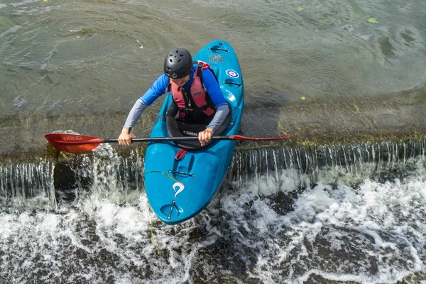 Bedford, Bedfordshire, Reino Unido, 19 de agosto de 2018. Kayak en aguas bravas en el Reino Unido, reacciones rápidas y fuertes habilidades de control de embarcaciones . — Foto de Stock