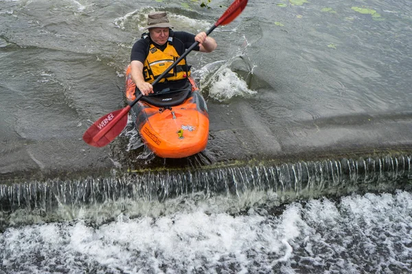 Bedford, Bedfordshire, Reino Unido, 19 de agosto de 2018. Kayak en aguas bravas en el Reino Unido, reacciones rápidas y fuertes habilidades de control de embarcaciones . — Foto de Stock