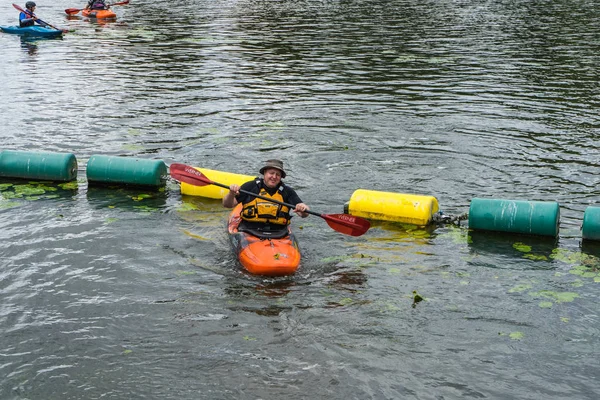 Bedford, Bedfordshire, Reino Unido, 19 de agosto de 2018. Kayak en aguas bravas en el Reino Unido, reacciones rápidas y fuertes habilidades de control de embarcaciones . — Foto de Stock