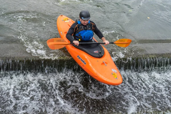 Bedford, Bedfordshire, Reino Unido, 19 de agosto de 2018. Kayak en aguas bravas en el Reino Unido, reacciones rápidas y fuertes habilidades de control de embarcaciones . — Foto de Stock