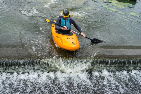 Bedford, Bedfordshire, Reino Unido, 19 de agosto de 2018. Kayak en aguas bravas en el Reino Unido, reacciones rápidas y fuertes habilidades de control de embarcaciones . — Foto de Stock