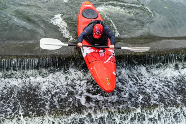 Bedford, Bedfordshire, Reino Unido, 19 de agosto de 2018. Kayak en aguas bravas en el Reino Unido, reacciones rápidas y fuertes habilidades de control de embarcaciones . — Foto de Stock