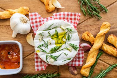 Fırında Fırında Sarımsak, Biberiye ve Chutney ile Camembert