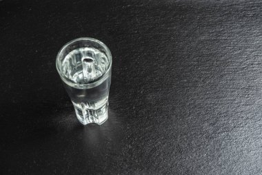 Bir bardak votka. Taş arka plan. Alan, kopyalama kavramı