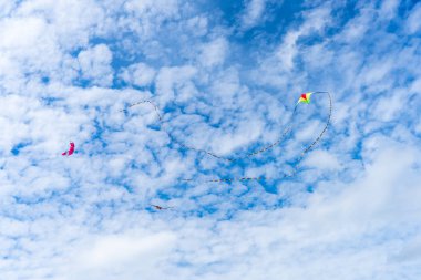 Bulutlar arasında gökyüzünde uçan uçurtma. Kite Festivali