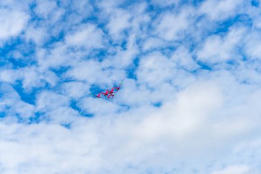 Bulutlar arasında gökyüzünde uçan uçurtma. Kite Festivali