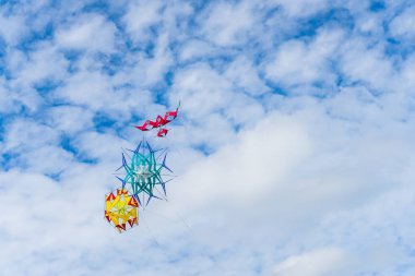 Bulutlar arasında gökyüzünde uçan uçurtma. Kite Festivali