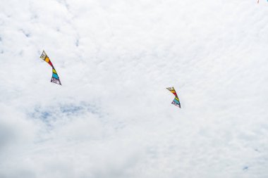 Bulutlar arasında gökyüzünde uçan uçurtma. Kite Festivali