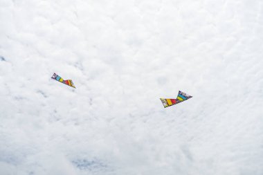 Bulutlar arasında gökyüzünde uçan uçurtma. Kite Festivali
