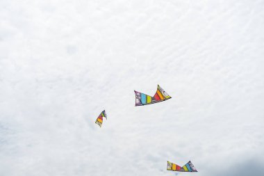 Bulutlar arasında gökyüzünde uçan uçurtma. Kite Festivali