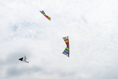 Bulutlar arasında gökyüzünde uçan uçurtma. Kite Festivali
