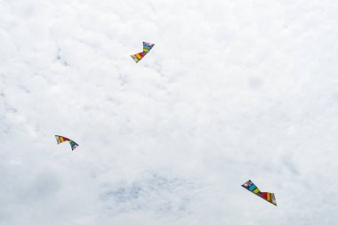 Bulutlar arasında gökyüzünde uçan uçurtma. Kite Festivali