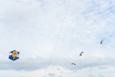 Bulutlar arasında gökyüzünde uçan uçurtma. Kite Festivali