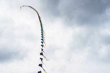 Bulutlar arasında gökyüzünde uçan uçurtma. Kite Festivali