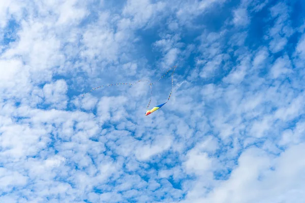 Cometas volando en el cielo entre las nublas.Festival de cometas — Foto de Stock