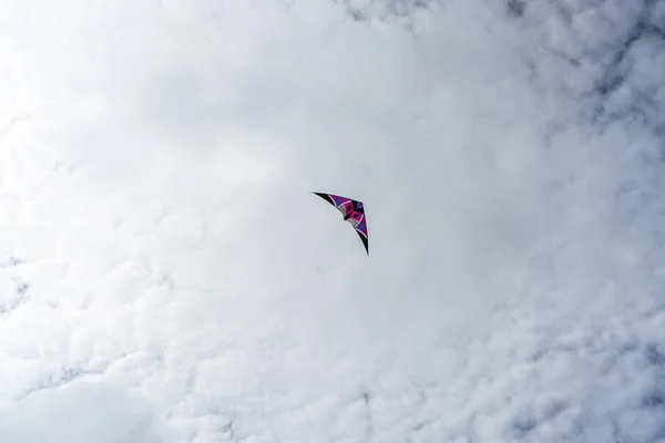 Χαρταετοί που πετούν στον ουρανό ανάμεσα στα σύννεφα. Φεστιβάλ χαρταετούς — Φωτογραφία Αρχείου
