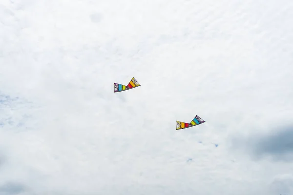 Cometas volando en el cielo entre las nublas.Festival de cometas — Foto de Stock