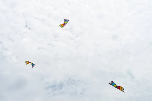 风筝在云端的天空中飞翔。风筝节 — 图库照片