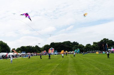 Bulutlar arasında gökyüzünde uçan uçurtma. Kite Festivali