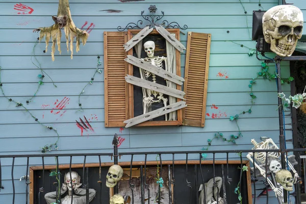 Gruselige Halloween-Skelette in einem Geisterhaus — Stockfoto