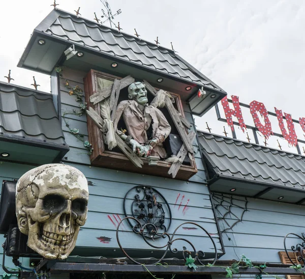 Perili Evde Ürkütücü Cadılar Bayramı İskeletleri